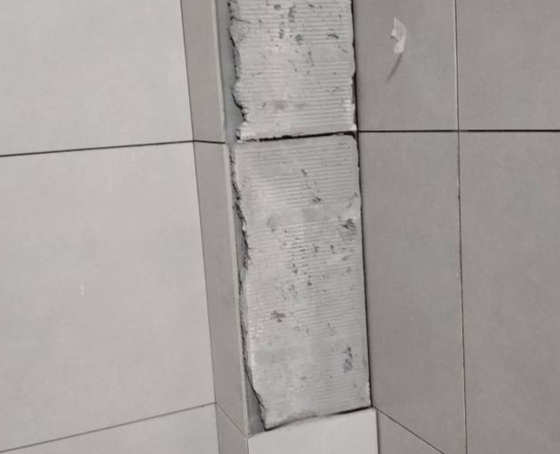 嘉禾瓷砖空鼓维修公司分享下瓷砖施工前基层浇水润湿程度不足，可能导致以下问题
